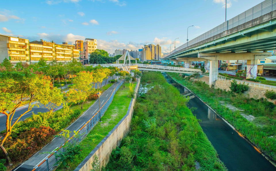 為保護河道內魚群及周邊生態，水利局在礫間處理場旁沉澱池及大觀橋上下游打造蜿蜒河道。   圖：新北市水利局提供