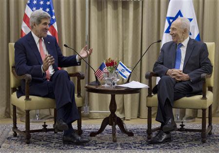 U.S. Secretary of State John Kerry (L) meets with Israel's President Shimon Peres in Jerusalem, November 6, 2013. REUTERS/Jason Reed