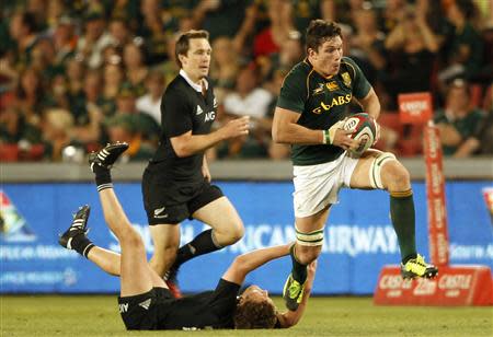 New Zealand's All Blacks Tawera Kerr-Barlow (L) tackles South Africa's Francois Louw, during the final round of the Rugby Championship at Ellis Park stadium in Johannesburg, October 5, 2013. REUTERS/Siphiwe Sibeko