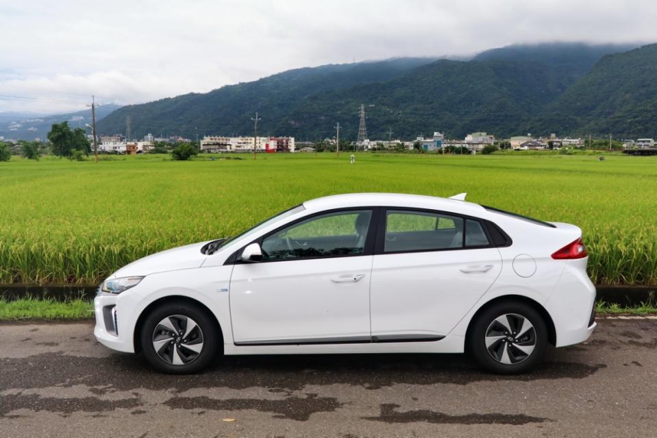 Ioniq的楔型車身兼具低風阻與車室空間考量，具備同級最低0.24 Cd風阻係數