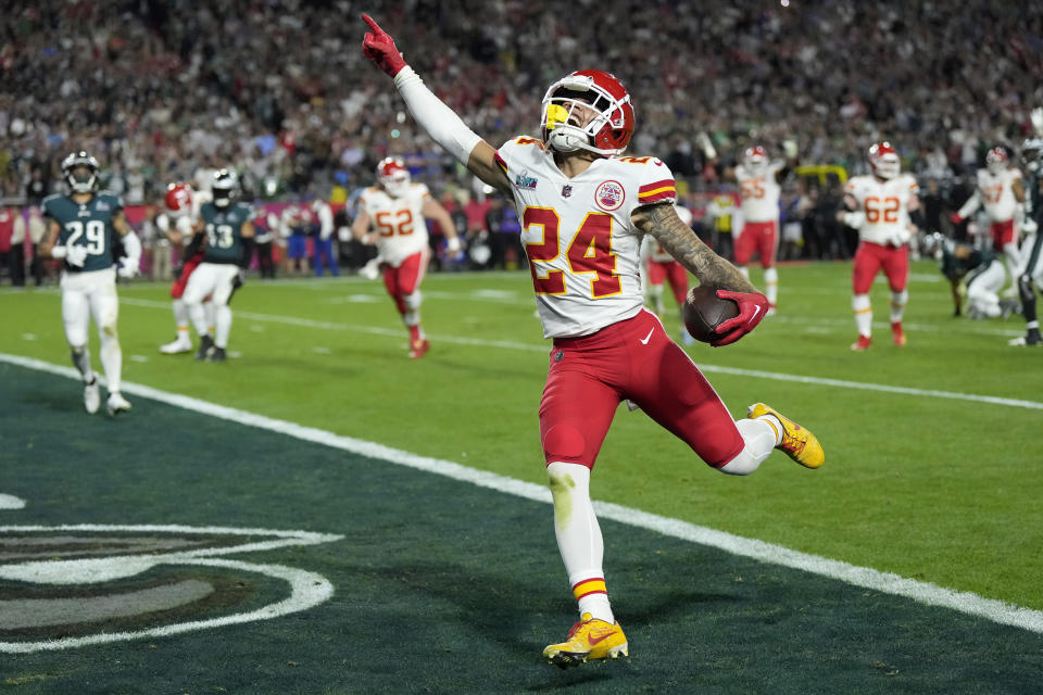 El wide receiver Skyy Moore (24) de los Chiefs de Kansas City celebrar al anota un touchdown ante los Eagles de Filadelfia durante el segundo tiempo del Super Bowl 57 en Glendale, Arizona, el domingo 12 de febrero de 2023. (AP Foto/Ashley Landis)