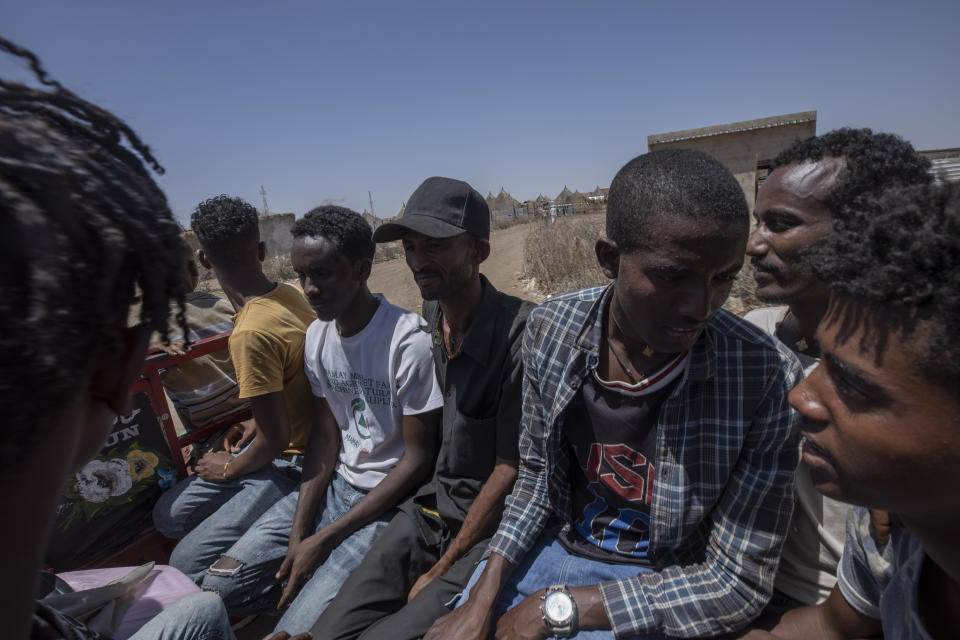 Abraha Kinfe Gebremariam (centro), un refugiado de Tigray de 40 años, regresa a su casa tras ir al mercado en Hamdayet, en el este de Sudán, cerca de la frontera con Etiopía, el 21 de marzo de 2021. (AP Foto/Nariman El-Mofty)