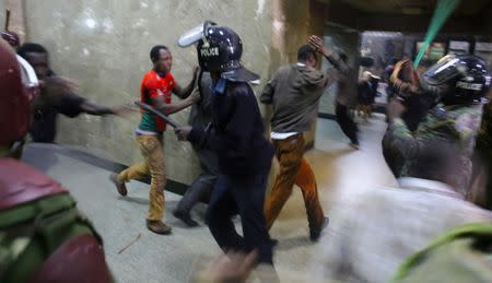 Kenyan policemen beat protesters during clashes in Nairobi, Kenya May 16, 2016. REUTERS/Goran Tomasevic/File Photo