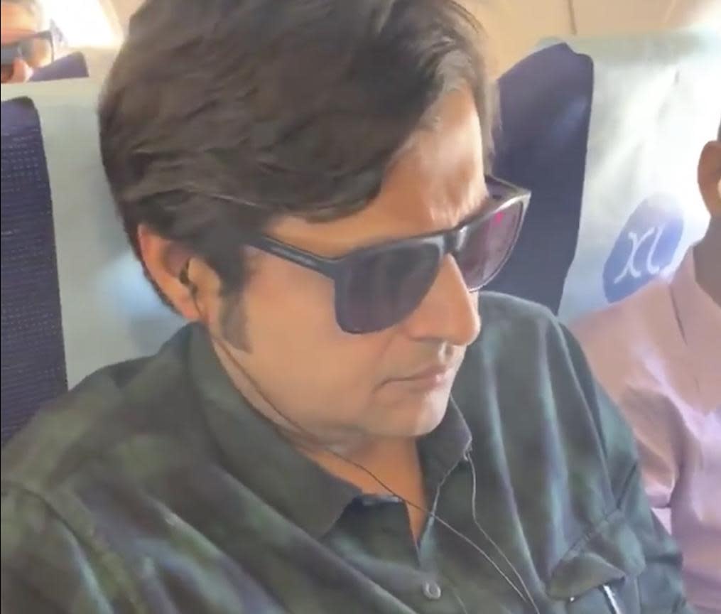 The Republic TV anchor Arnab Goswami is confronted on a flight to Lucknow: Kunal Kamra/Twitter