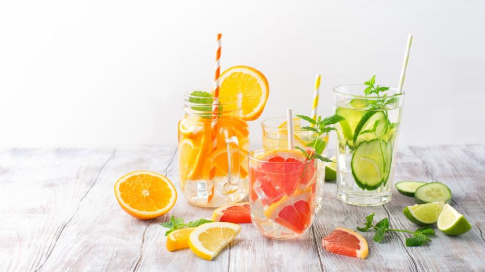 Mit den schmackhaften Infused-Water-Rezepten schafft man es nicht nur, mehr Wasser zu trinken, sondern erzielt zusätzlich gesundheitliche Effekte. Denn Grapefruit und Minze verbessern das Hautbild, Zitronen und Kokosnusswasser machen schlank und fit und Gurken, Grapefruit, Mandarine und Pfefferminzblätter haben einen entgiftenden Effekt. Verdauungsprobleme löst Ingwer. (Bild: iStock / Metkalova)