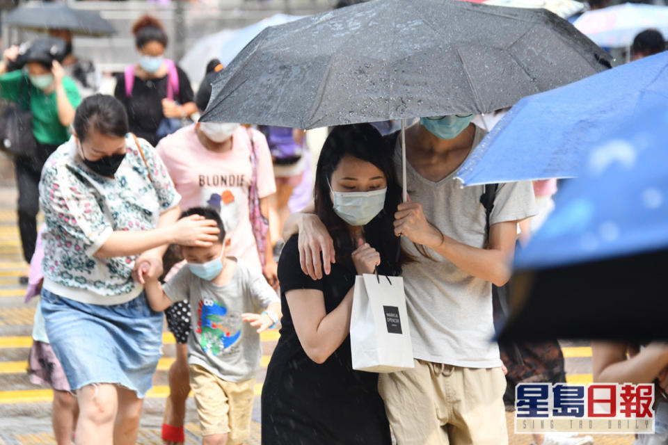 天文台預測，今明兩日驟雨會逐漸增多及有狂風雷暴，風勢頗大。 資料圖片