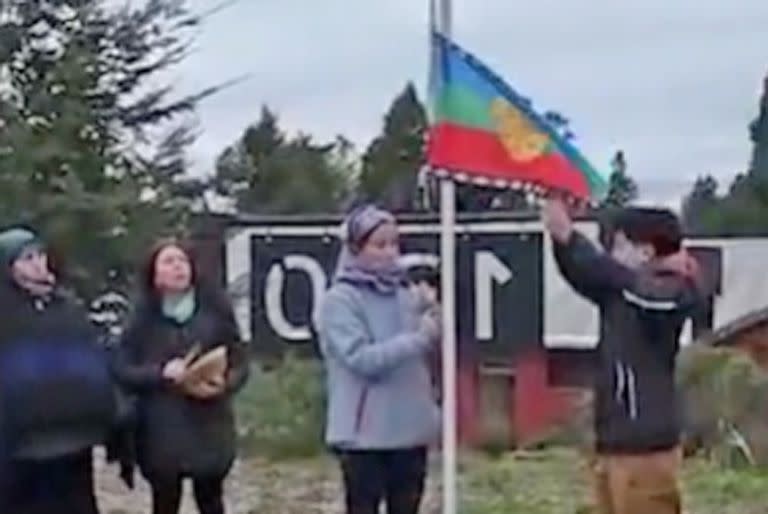 Izaron la bandera mapuche en una escuela en el sur