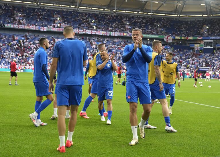 Los jugadores eslovacos realizando los ejercicios previos al partido