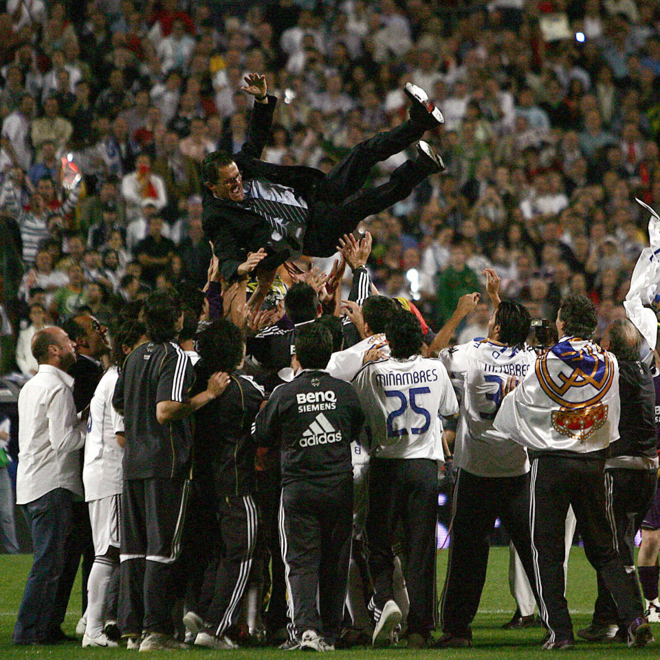 Los jugadores del Real Madrid mantean a Capello en las celebraciones por La Liga 2006-07. (Foto: Bru Garc&#xed;a / AFP / Getty Images).