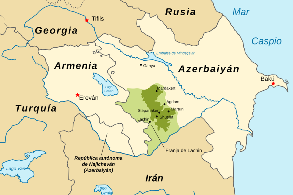 Mapa del conflicto de Nagorno-Karabaj antes de la guerra de 2020. En verde claro estaba el territorio de Azerbaiyán bajo control de las fuerzas militares armenias y en verde oscuro Nagorno-Karabaj. <a href="https://commons.wikimedia.org/wiki/File:Bergkarabach-es.svg" rel="nofollow noopener" target="_blank" data-ylk="slk:Furfur, Rowanwindwhistler / Wikimedia Commons;elm:context_link;itc:0;sec:content-canvas" class="link ">Furfur, Rowanwindwhistler / Wikimedia Commons</a>, <a href="http://creativecommons.org/licenses/by-sa/4.0/" rel="nofollow noopener" target="_blank" data-ylk="slk:CC BY-SA;elm:context_link;itc:0;sec:content-canvas" class="link ">CC BY-SA</a>