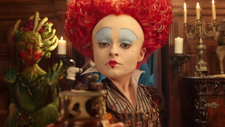 Helena Bonham Carter 在《愛麗絲夢遊仙境2：穿越魔鏡》（Alice Through the Looking Glass）中飾演紅心皇后。