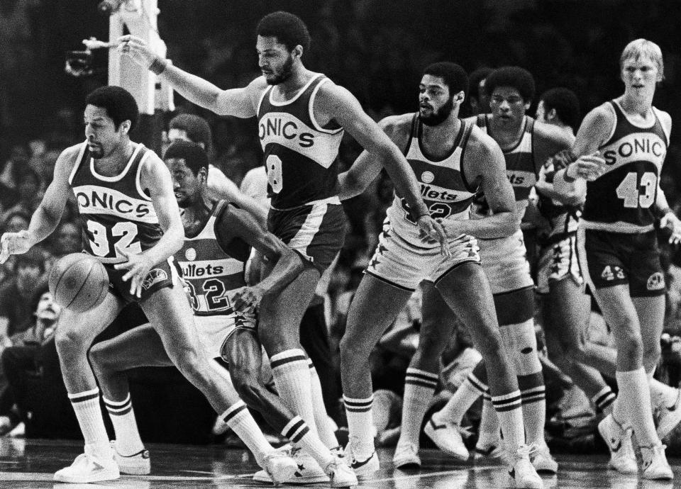 Supersonics Fred Brown, 32, leads the pack during fifth game of the NBA World Championship in Landover, Maryland at night on Friday, June 1, 1979. From left are Brown, Bullets Larry Wright, 32, Sonics Lonnie Shelton, 8, Bullets Greg Ballard, 42, Wes Unseld, 41, and Sonics Jack Sikma, 43.