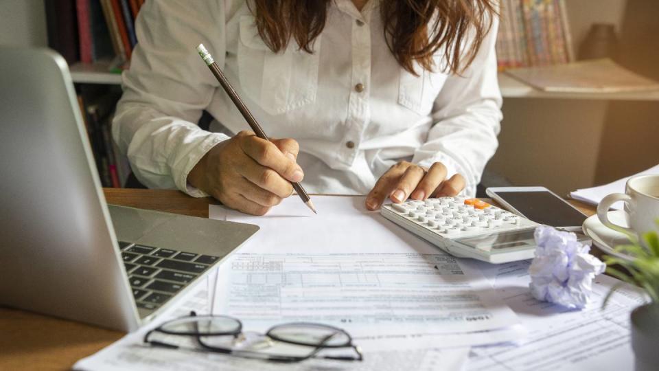 Femme remplissant ses impôts