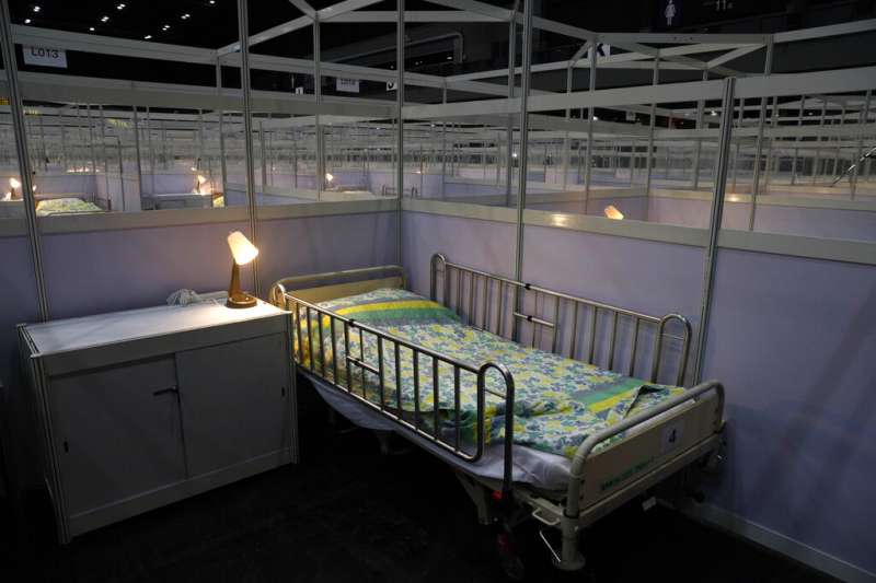 香港新冠肺炎疫情嚴峻，在北京當局協助下，香港亞洲博覽館改建成港版「方艙醫院」，自8月1日開始啟用。（AP）