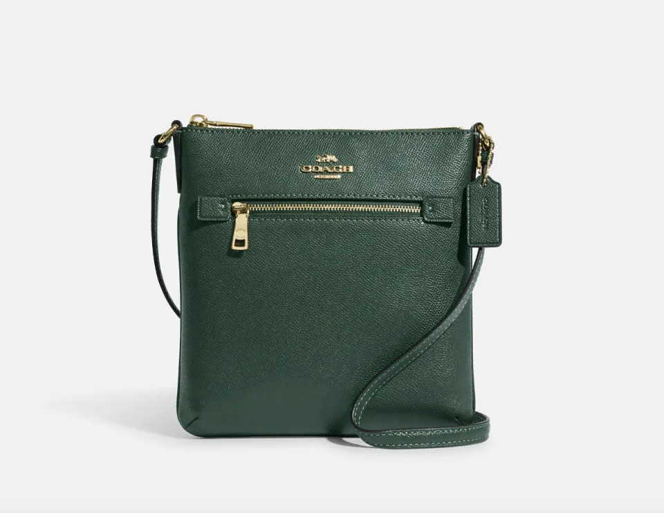 Mini bolso Rowan en verde (Foto vía Coach Outlet)