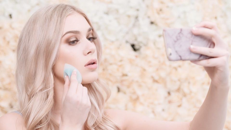 The Enavee takes everything you love about the Beautyblender and silicone makeup applicators and puts them into one easy-to-use makeup blender.