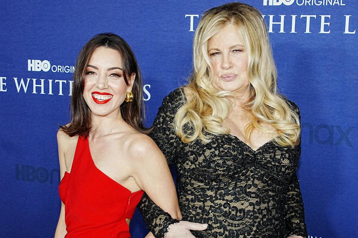 Beharsex - Aubrey Plaza says Jennifer Coolidge only travels by a sleigh led by snow  wolves