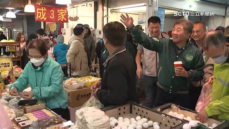 民進黨北市競總主委陳時中陪同立委候選人王閔生拜票。