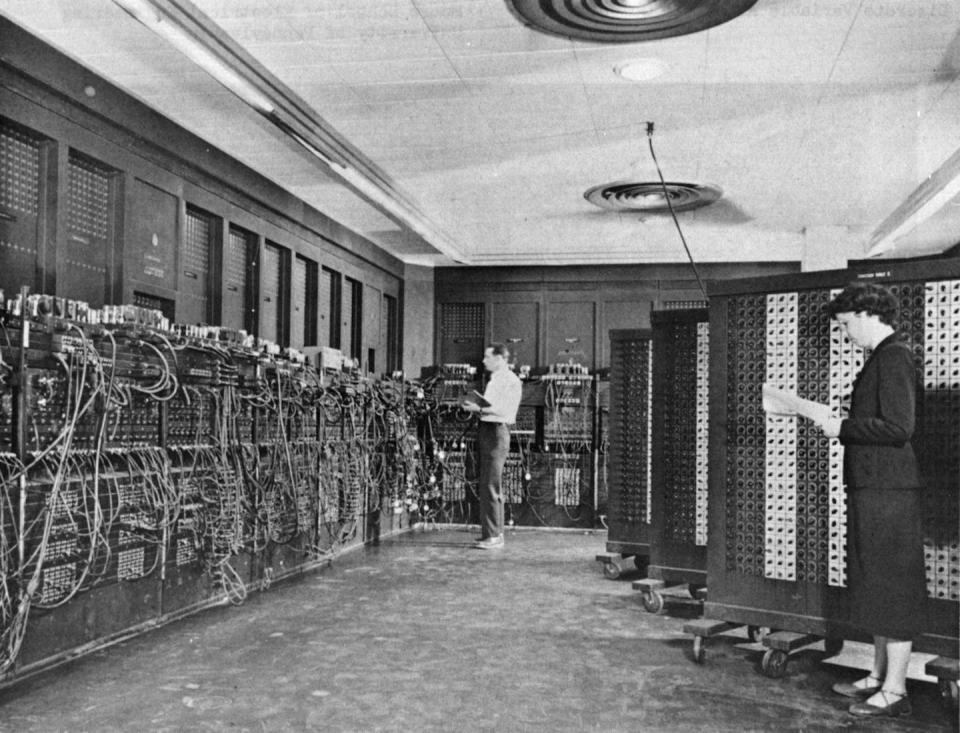 Glen Beck y Betty Snyder programando ENIAC. <a href="https://es.wikipedia.org/wiki/ENIAC#/media/Archivo:Glen_Beck_and_Betty_Snyder_program_the_ENIAC_in_building_328_at_the_Ballistic_Research_Laboratory.jpg" rel="nofollow noopener" target="_blank" data-ylk="slk:Wikimedia commons;elm:context_link;itc:0;sec:content-canvas" class="link ">Wikimedia commons</a>, <a href="http://creativecommons.org/licenses/by/4.0/" rel="nofollow noopener" target="_blank" data-ylk="slk:CC BY;elm:context_link;itc:0;sec:content-canvas" class="link ">CC BY</a>