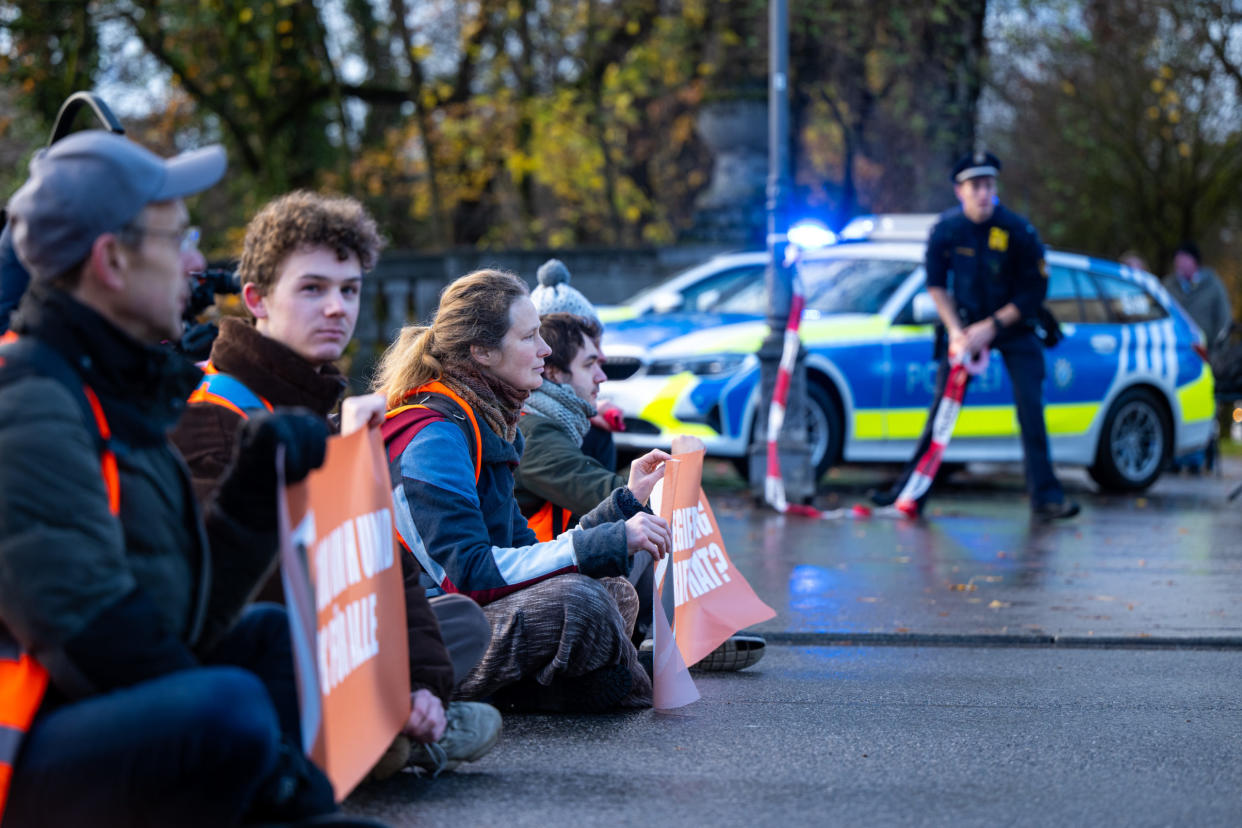 Klimaaktivisten der Umweltschutzbewegung "Letzte Generation" blockieren den Verkehr. - Copyright: picture alliance/dpa | Lennart Preiss