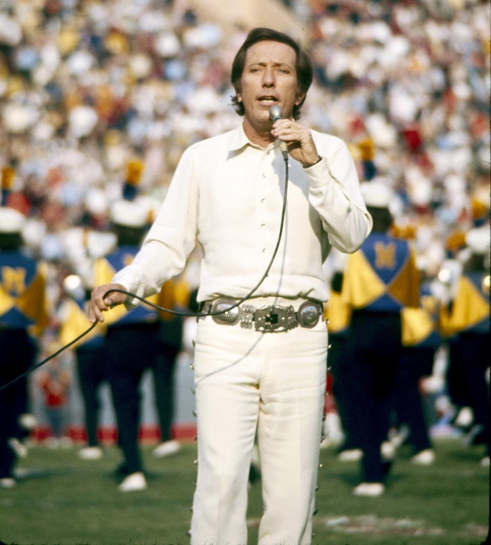 Singer Andy Williams performs during halftime in Super Bowl VII on January 14, 1973 at Los Angeles Memorial Coliseum