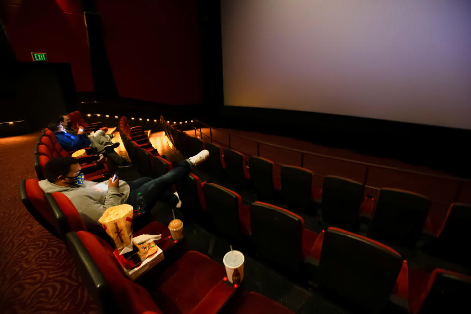 Patroonid istuvad peaaegu tühjas AMC kinos, oodates esimest seanssi koroonaviiruse haiguse (COVID-19) puhangu ajal USA-s California osariigis Burbankis 15. märtsil 2021. REUTERS/Mario Anzuoni
