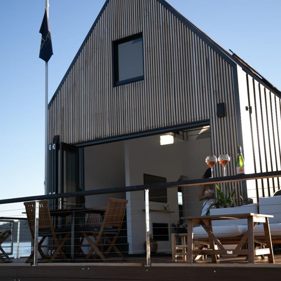 Alojarse en este lugar idílico no está al alcance de todos los bolsillos. Su alquiler cuesta 1.650 dólares australianos la noche (unos 980 euros) con un máximo de seis personas. (Foto: Instagram / <a href="http://www.instagram.com/p/B4B8U3aDxbD/" rel="nofollow noopener" target="_blank" data-ylk="slk:@lilypadpalmbeach;elm:context_link;itc:0;sec:content-canvas" class="link ">@lilypadpalmbeach</a>).