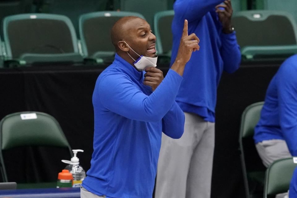 Memphis head coach Penny Hardaway instructs his team in the second half of an NCAA college basketball championship game against Mississippi State in the NIT, Sunday, March 28, 2021, in Frisco, Texas. (AP Photo/Tony Gutierrez)