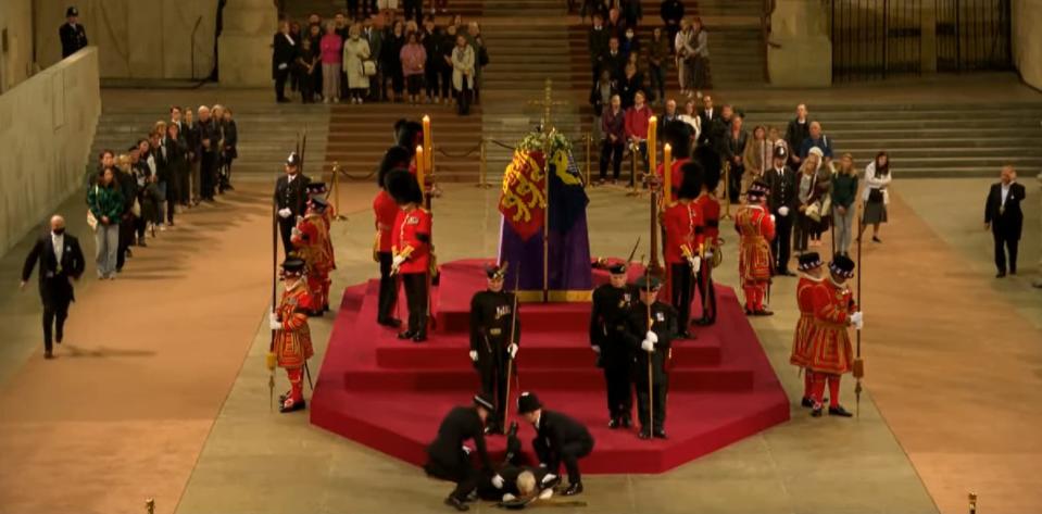 Un garde royal s'est évanoui dans la nuit de mercredi à jeudi, à Westminster Hall  - Capture d'écran BBC