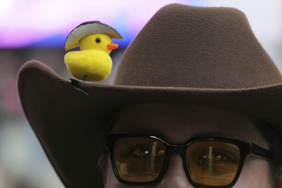 Un fan en el Festival Tecate Emblema en la Ciudad de México el viernes 17 de mayo de 2024. (Foto AP/Fernando Llano)