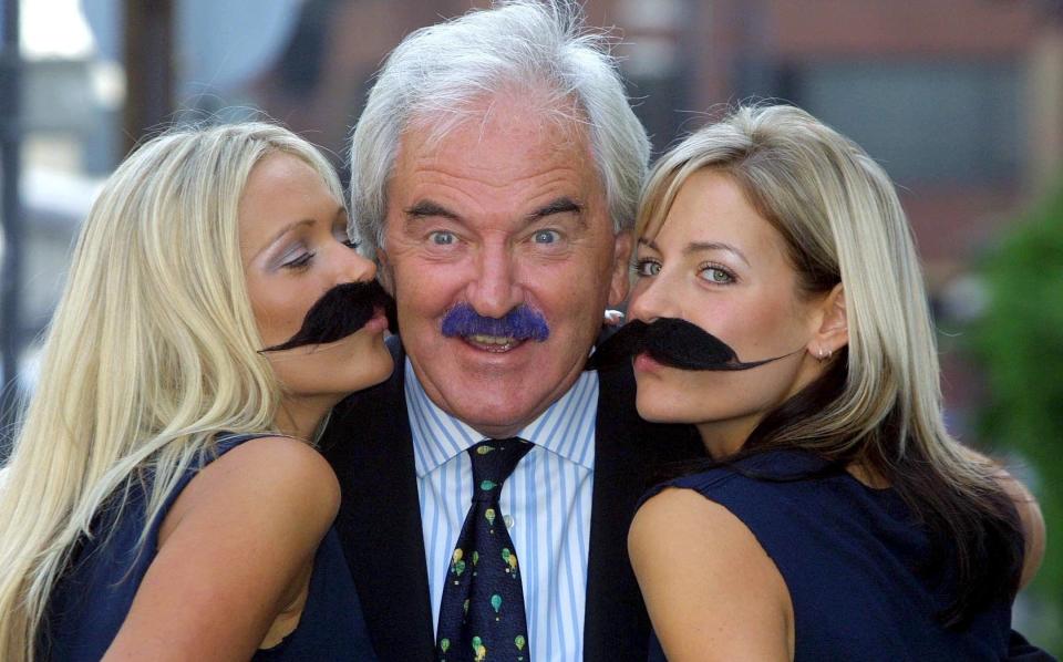 DES LYNAM WITH MODELS ERICA AND LUCY 'SUPER MARIO SUNSHINE' VIDEO GAME LAUNCH - Shutterstock