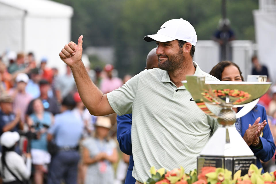 ATLANTA, GEORGIA - 01 SEPTEMBER: Scottie Scheffler dari Amerika Serikat merayakan kemenangannya dalam upacara FedEx Cup setelah memenangkan TOUR Championship di East Lake Golf Club pada 01 September 2024 di Atlanta, Georgia. (Foto oleh Tracy Wilcox/PGA TOUR via Getty Images)