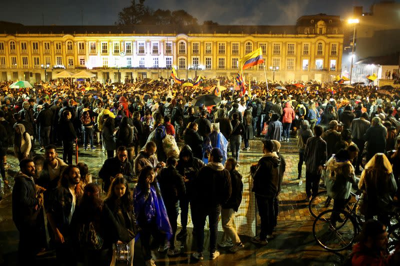 Simpatizantes del candidato del izquierdista Pacto Histórico Gustavo Petro celebran su triunfo en la segunda vuelta de la elección presidencial en la Plaza de Bolívar de Bogotá