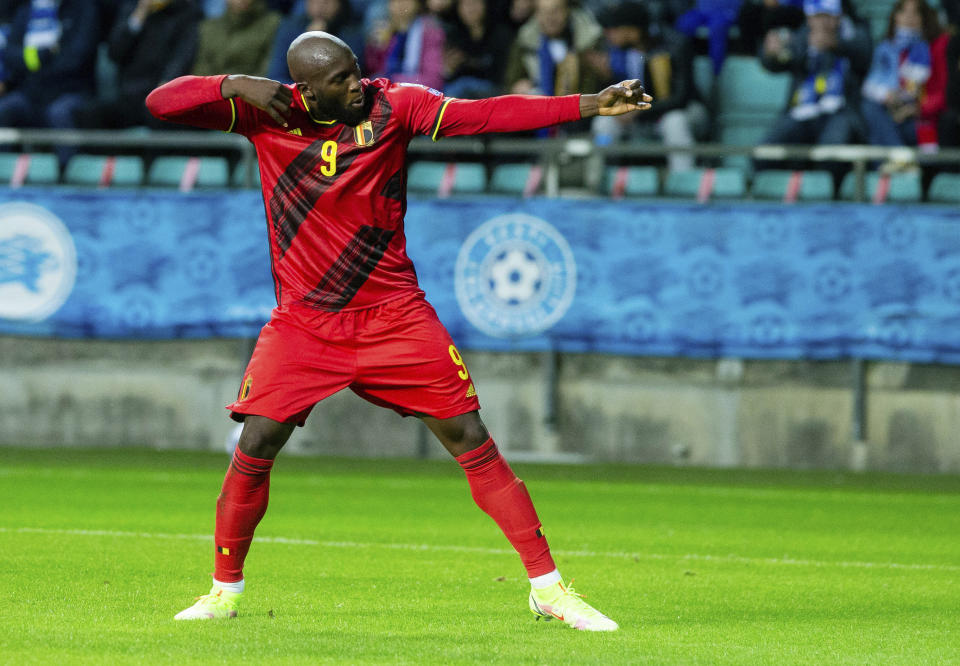 Romelu Lukaku, de la selección de Bélgica, festeja durante el partido ante Estonia, correspondiente a la eliminatoria al Mundial y disputado el jueves 2 de septiembre de 2021, en Tallín (AP Foto/Raul Mee)