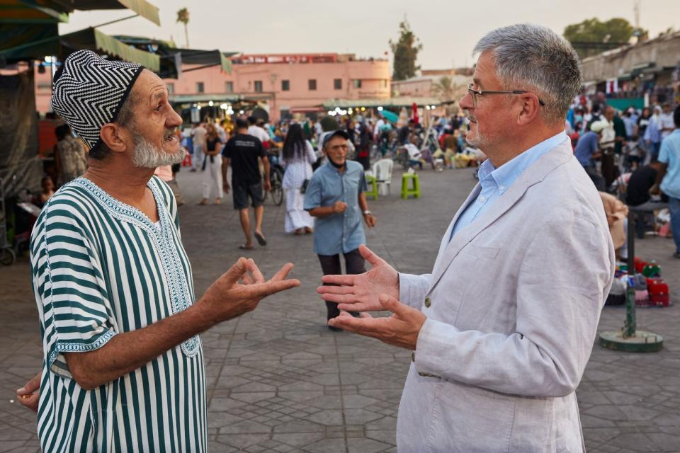 "Wir stehen vor einer Revolution in der interkulturellen Kommunikation", sagt Christopher Clark (rechts) im Interview. Dass er für Unterhaltungen wie hier mit einem 
marokkanischen Geschichtenerzähler fremde Sprachen lernt, ist für den 63-Jährigen selbstverständlich. (Bild: ZDF/Sebastian Richter)