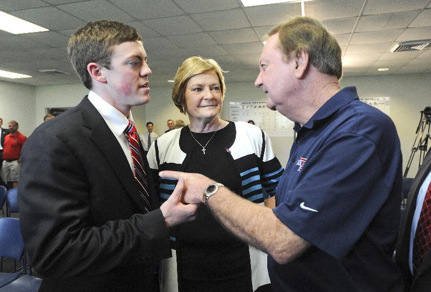 Tyler Summitt, left, his mother, Hall-of-Fame Tennessee Lady Vols coach Pat Summitt, and former Louisiana Tech coach Leon Barmore share a moment after a press conference Wednesday, April 2, 2014 to announce Tyler Summitt, 23, as the new women's basketball coach at the college, in Ruston, La. (AP Photo/The Shreveport Times, Douglas Collier) MAGS OUT; MANDATORY CREDIT SHREVEPORTTIMES.COM; NO SALES