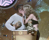 Sean Patrick Thomas and Julia Stiles accept the award for Best Kiss for "The Last Dance" at the 2001 MTV Movie Awards.