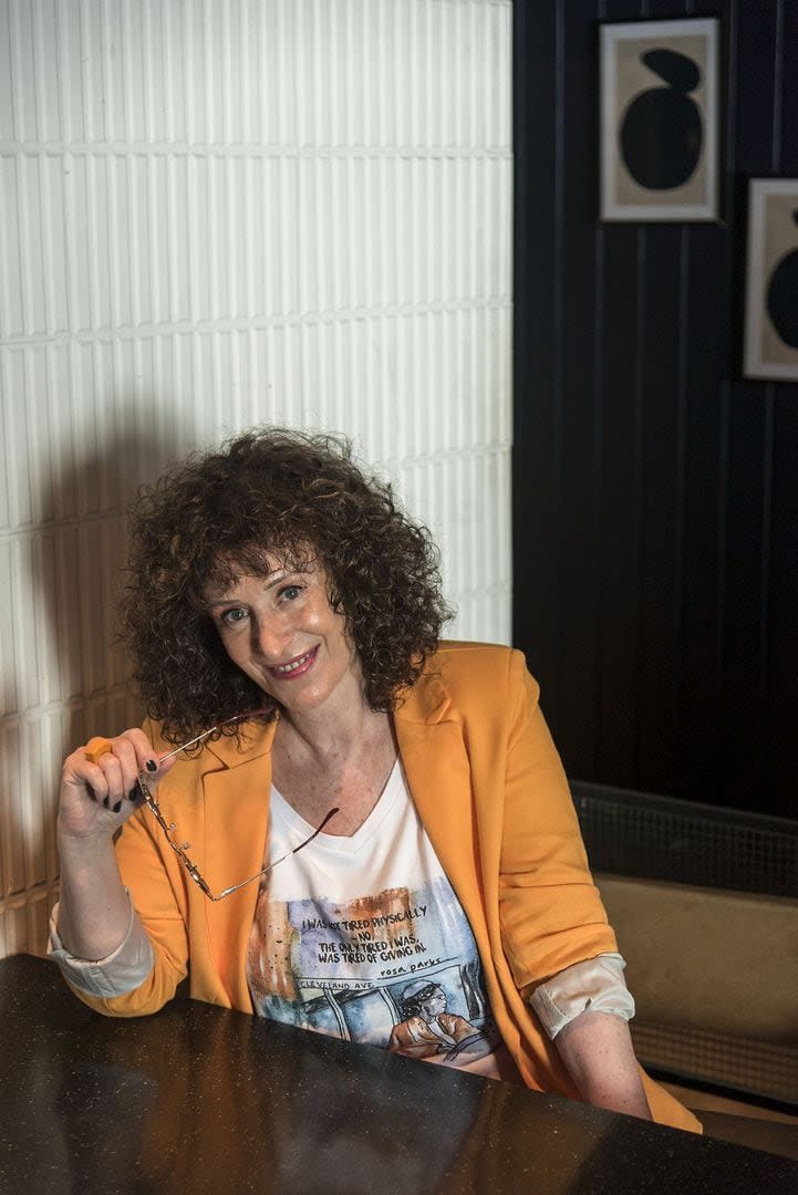 Julia Zenko, antes de su show en Café Berlín, con una remera que homenajea a Rosa Parks