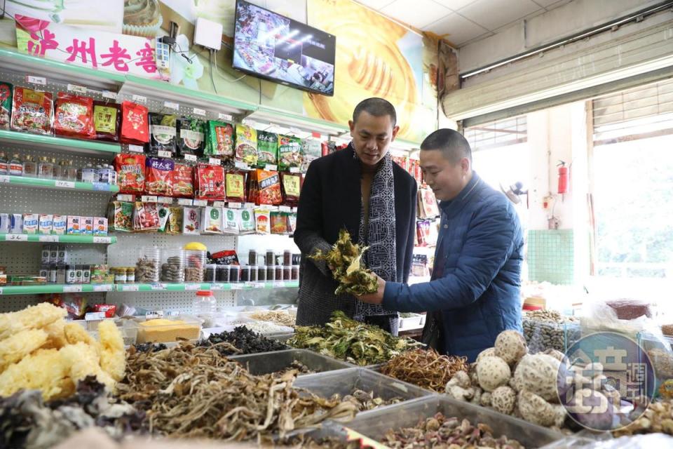 江振誠經常與廊橋行政總廚李順洪到玉林菜市場尋寶。