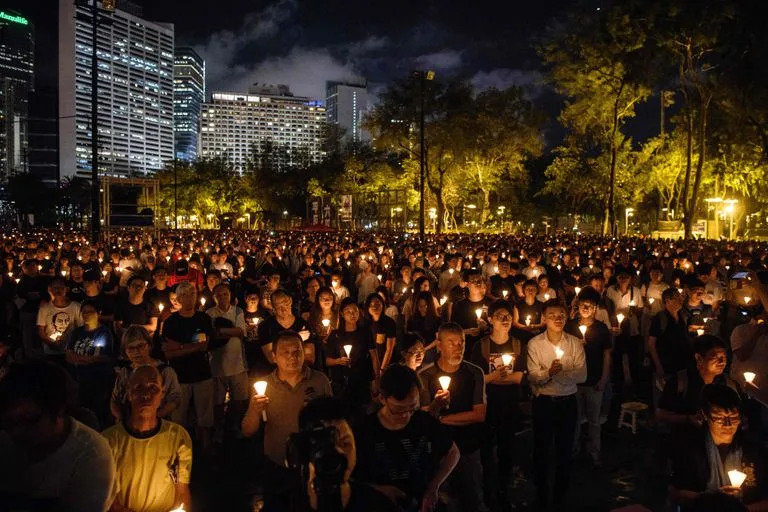 Durante d&#xe9;cadas, decenas de miles de personas se han reunido anualmente en el Parque Victoria de Hong Kong para celebrar una vigilia con velas en conmemoraci&#xf3;n del 4 de junio de 1989, fecha en que las tropas chinas irrumpieron en la plaza de Tiananmen de Pek&#xed;n para sofocar las protestas pac&#xed;ficas que ped&#xed;an reformas, matando a cientos de personas en el proceso.