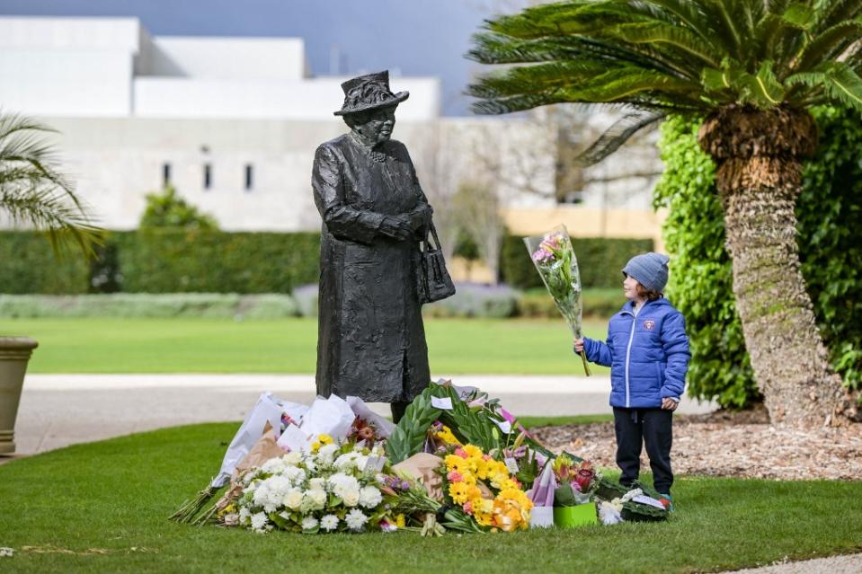 <p>In Adelaide sammeln sich die Blumen an einer Statue der Queen nahe dem Regierungsgebäude. (Bild: AFP)</p> 