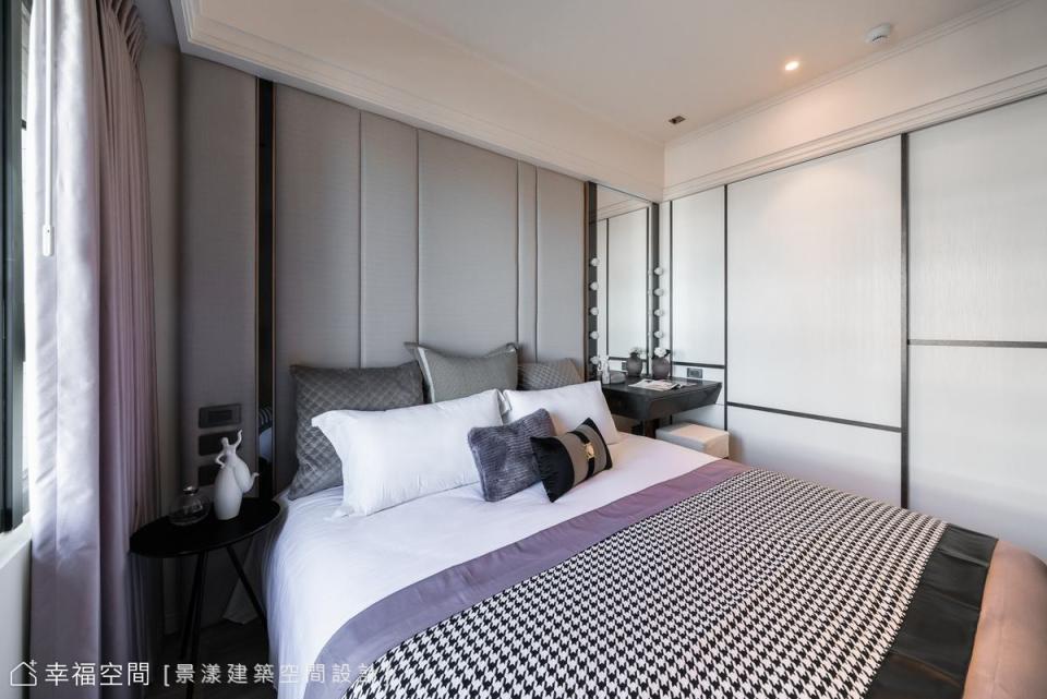床頭背板與更衣室隱形滑門的線條，為簡約的主臥房刻劃出俐落感與變化性。