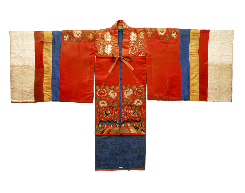 Bridal robe (hwarrot, 활옷)(front), Korea, 19th century. © The Field Museum, Image No. A113982c, Cat. No. 33159. Gift of J. F. G. Umlauff, H. Higenbotham. - Credit: Photo by John Weinstein