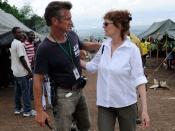 Die zwei verstehen sich: Hier sind Sean Penn und Susan Sarandon zum Beispiel bei einer gemeinsamen Charity-Aktion 2010 auf Haiti zu sehen. Es gab sogar Zeiten, da waren die beiden mehr als gute Freunde, doch die sind lange vorbei: 1984 hatten Penn und seine 14 Jahre ältere Kollegin eine Affäre. (Bild: Kevork Djansezian/Getty Images for Artists For Peace And Justi)