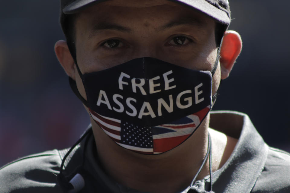 Activists In Mexico Support Julian Assange