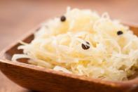 Sauerkraut ist lecker und dank seines hohen Anteil an Vitamin C auch sehr gesund. Doch Vorsicht: Bei der Verarbeitung von Weißkohl zu Sauerkraut wird Milchsäure gegärt, was dazu führt, dass Alkohol entsteht. (Bild: iStock / Electrography)