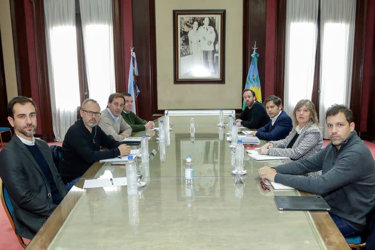 El gobernador de Buenos Aires, Axel Kicillof, junto a intendentes de Pro