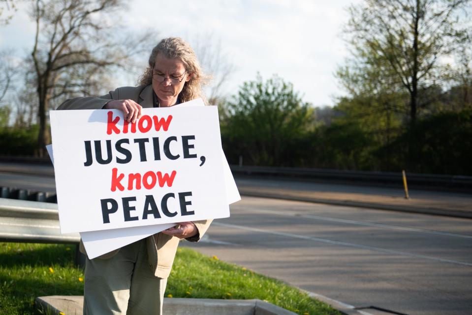 John Thomas of Ambridge holds a sign that says u0022know justice, know peaceu0022 at the corner of Eighth Street and Ohio River Boulevard in the borough.