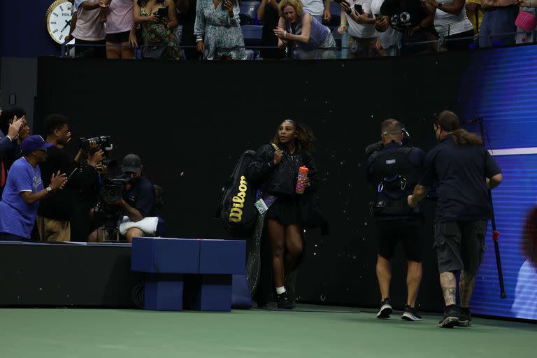 Serena Williams ingresa en el court central para su partido de primera ronda del US Open frente a Danika Kovinic, de Montenegro 