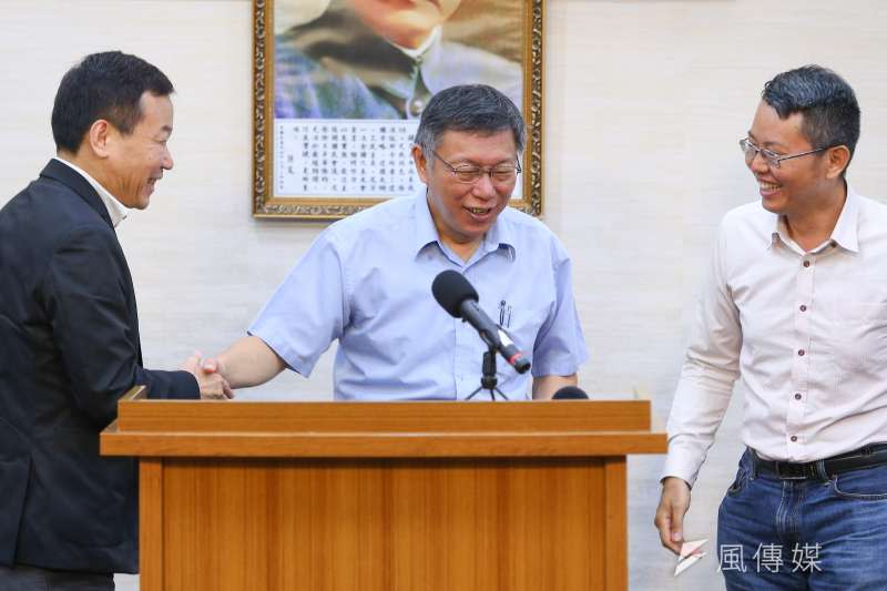 20190801-台北市長柯文哲1日針對組黨事宜接受媒體聯訪，台北市議員鍾小平、徐立信陪同在側。（顏麟宇攝）